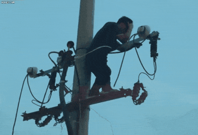 视频男子以为电线杆没电欲拆废铁转卖结果触电被烧伤