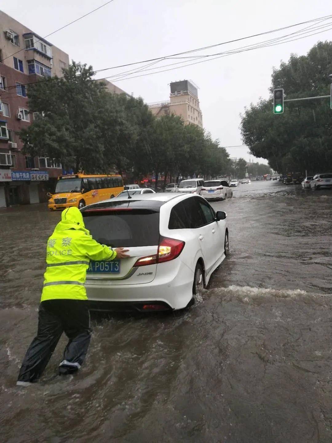 今天,瀋陽暴雨中這一幕,全網都在轉