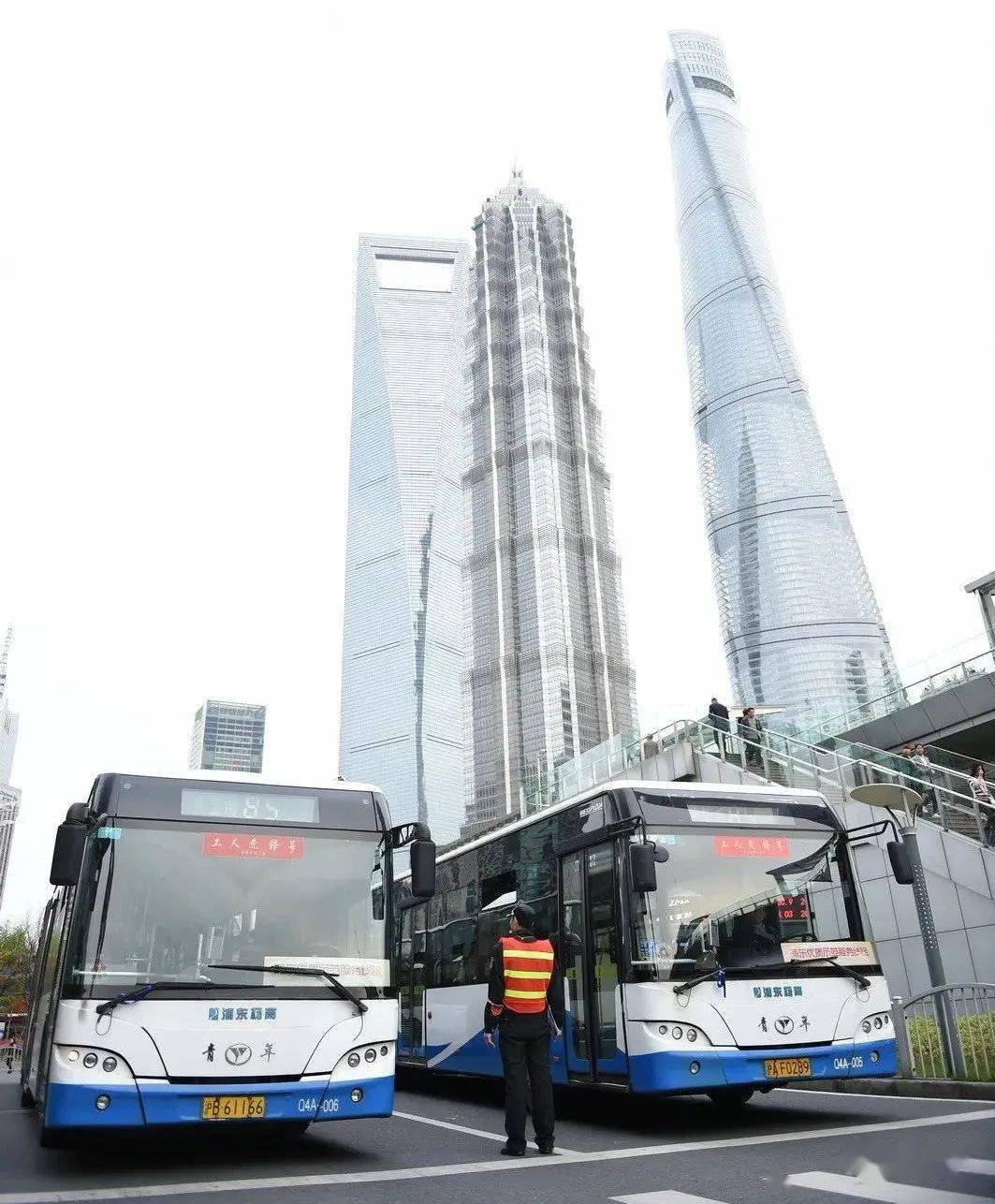 再见了童年乘公交大转盘的快乐上海最后一批柴油巨龙车今天退役