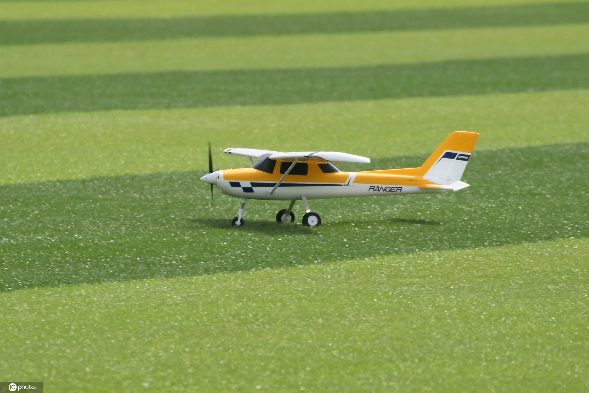 山东烟台仿真航模飞机亮相第十届全民健身运动会