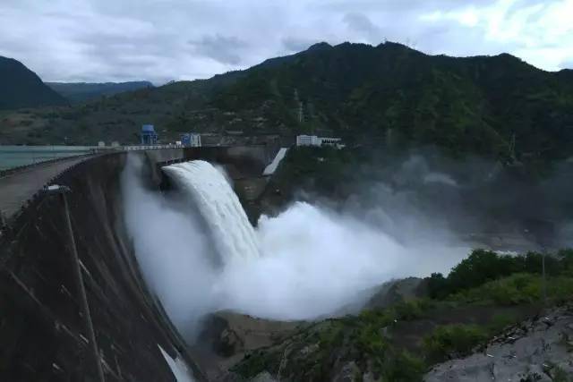 二滩水电站泄洪图片