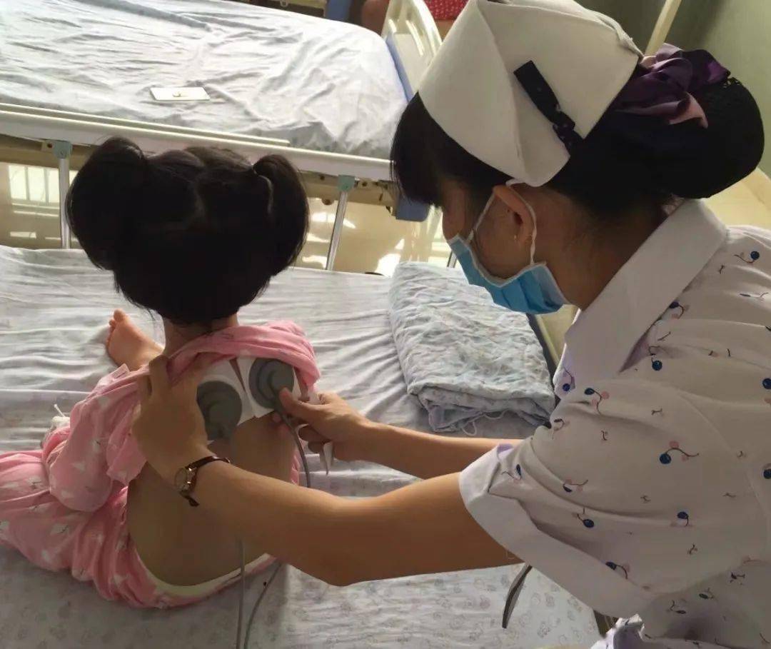 耳针(耳穴压豆),给予患儿王不留行籽贴压耳穴以健脾益肺止咳.