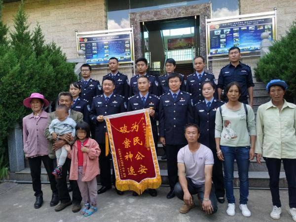 8月23日,丽江永胜警方接到群众报警称,一男孩被一乘坐白色车辆的女子