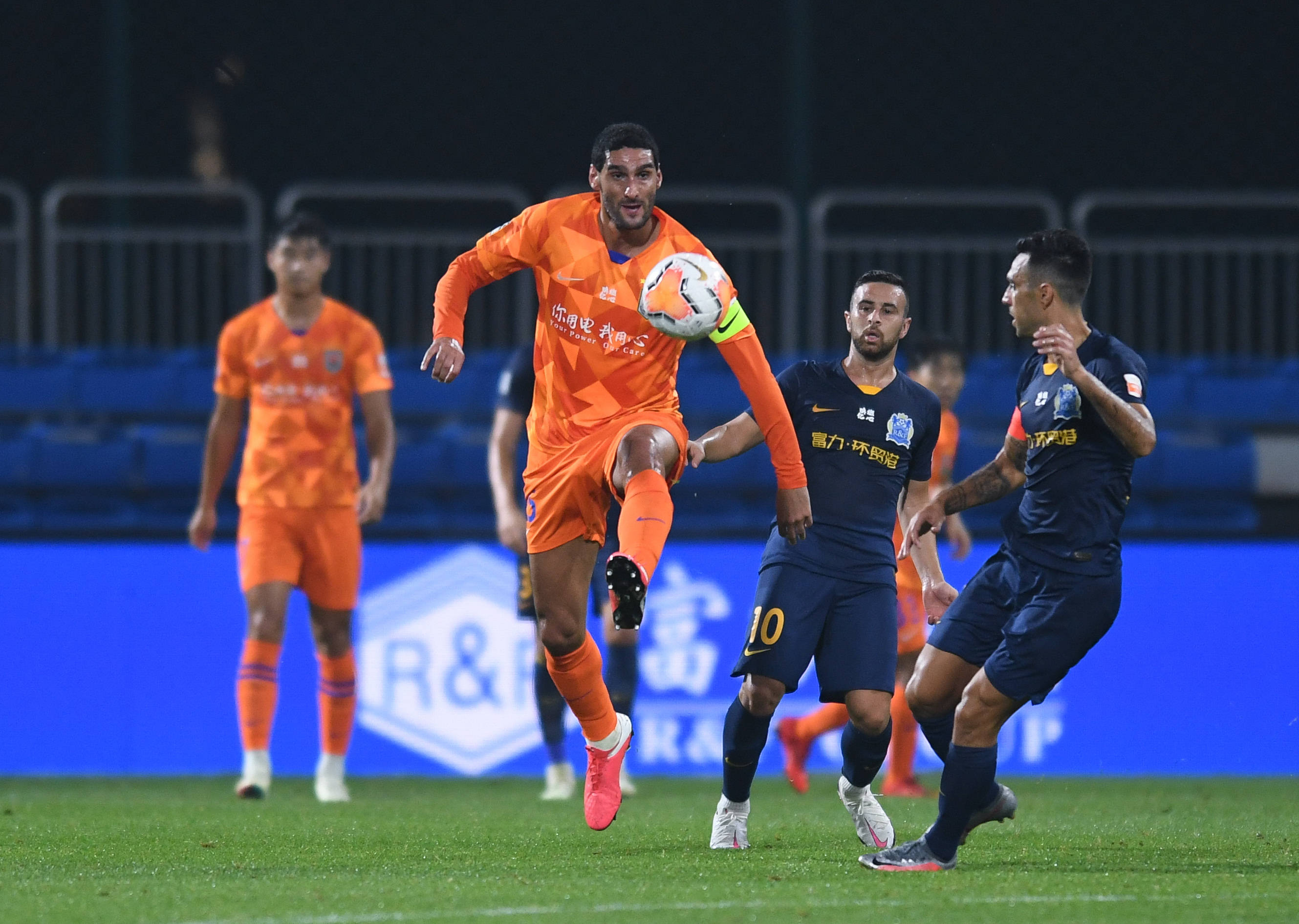 足球中超山东鲁能泰山胜广州富力