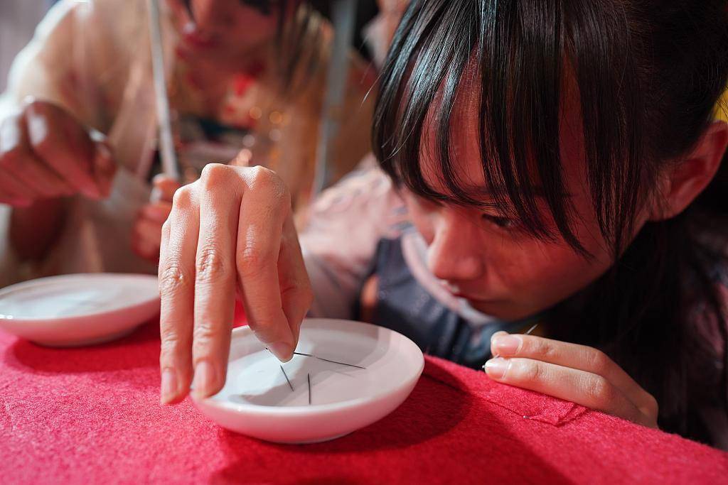 传统节日七夕,昆明众多汉服爱好者相聚一堂,展示祭祀织女星宿,穿针