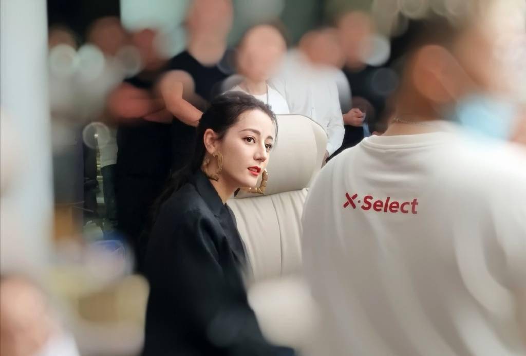 迪丽热巴直播活动生图分享 人群中最优越的存在