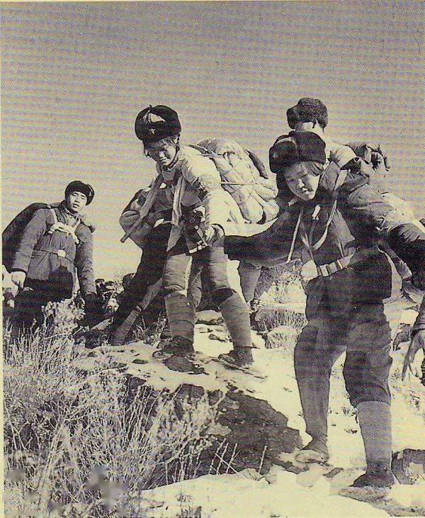 杭州某中学的学生们下乡去北大荒,路过北京在天安门前留个影.