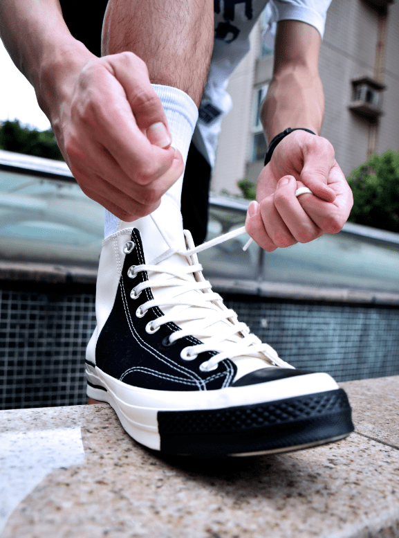 鞋面结合了皮革材质与帆布材质的拼接设计,前端部分内侧为白色皮革