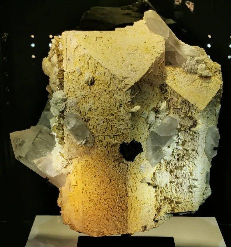 钾长石&钠长石&水晶&云母&锡石共生萤石,伴生方解石,水晶蓝纹石&水晶