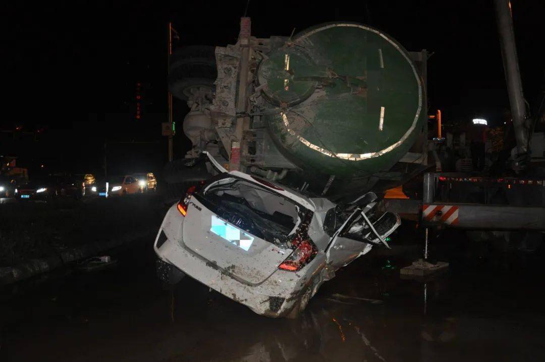 视频惊心泉州一小车等红绿灯被侧翻大货车压扁驾驶员当场死亡