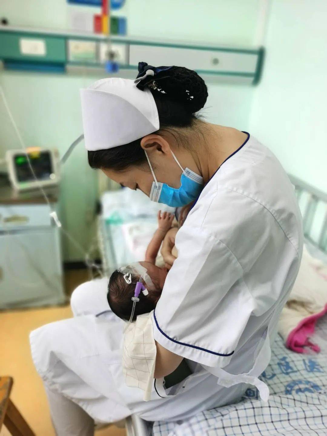 9时33分,区社会福利院儿童院院长左秀丽已等在门口迎接丫丫的到来.