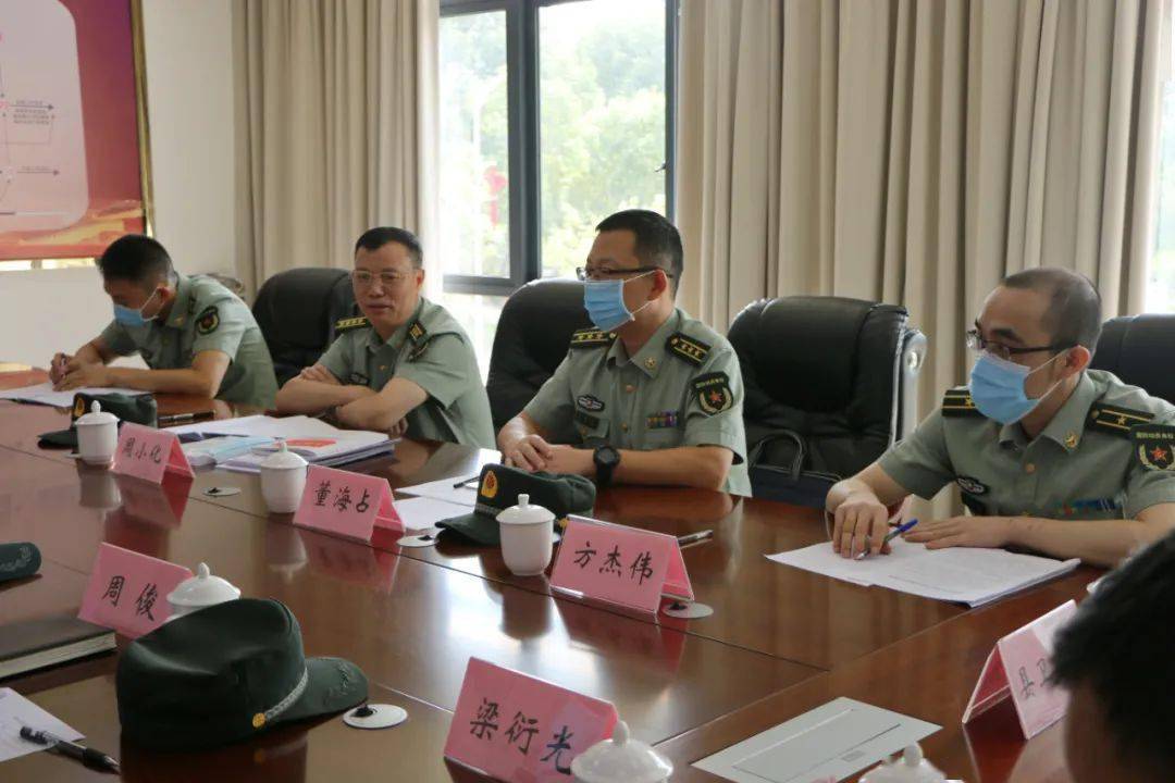 省军区办公室主任周小化率调研组到怀集县检查调研征兵工作,强调要