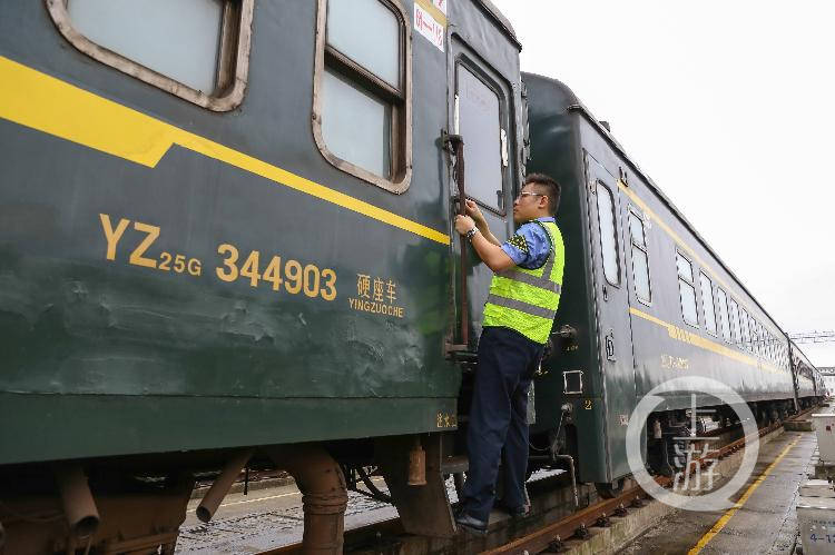 高温下的铁路守车人桑拿车厢内穿梭12小时