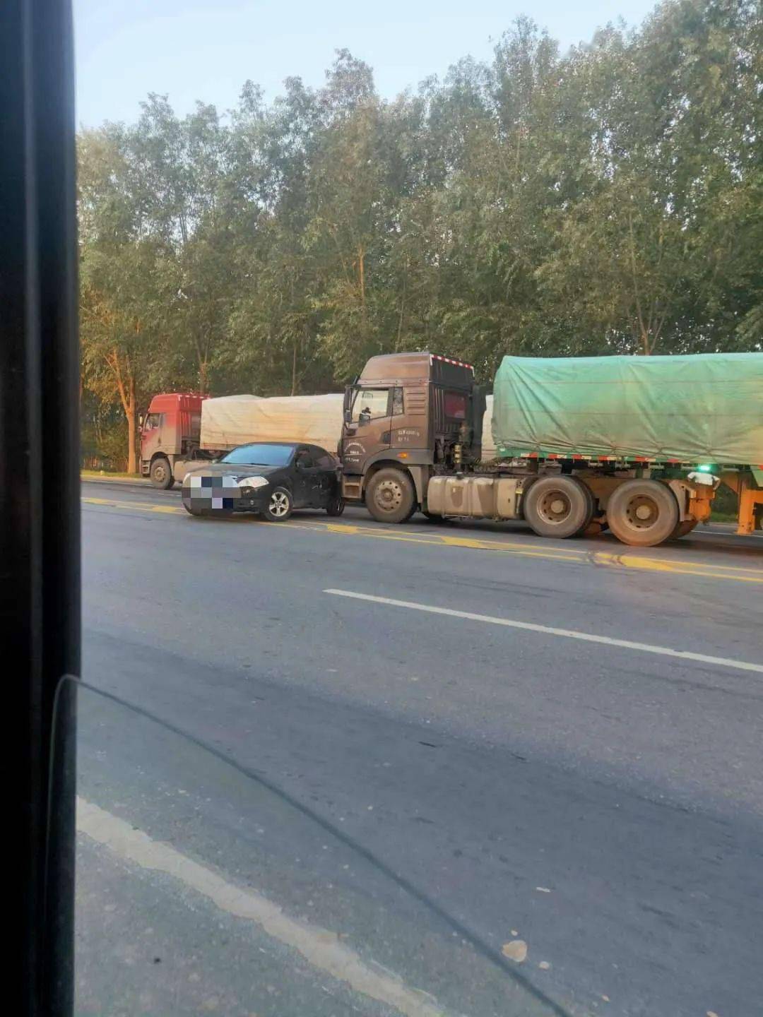 濮阳106国道发生车祸,轿车与大货车相撞,现场
