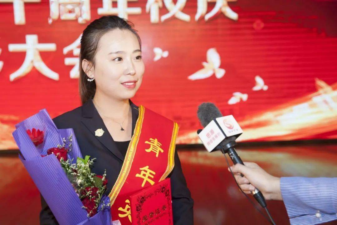 刘鑫老师作为一名90后的年轻女孩,凭借着内心对于教育事业的热爱,刚从