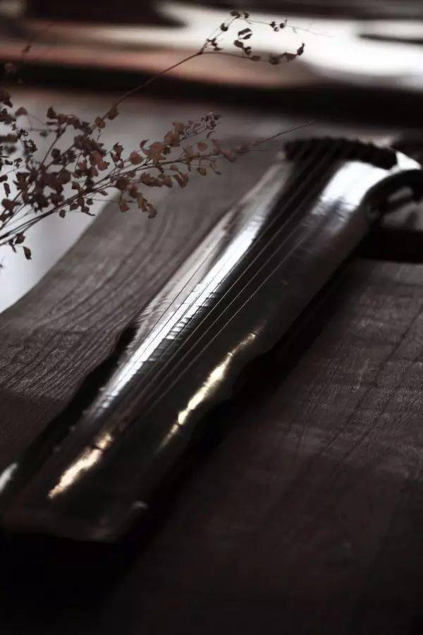 古琴为我一挥手如听万壑松