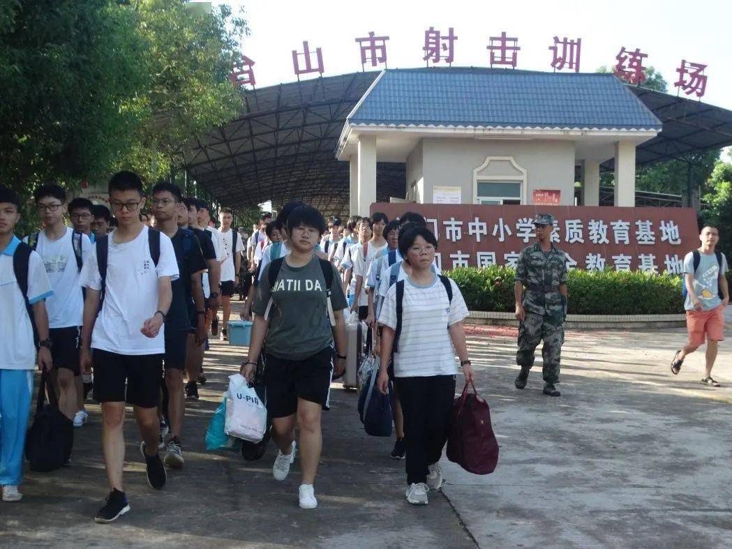 學軍人風采強自身素質台山一中新生軍訓開營