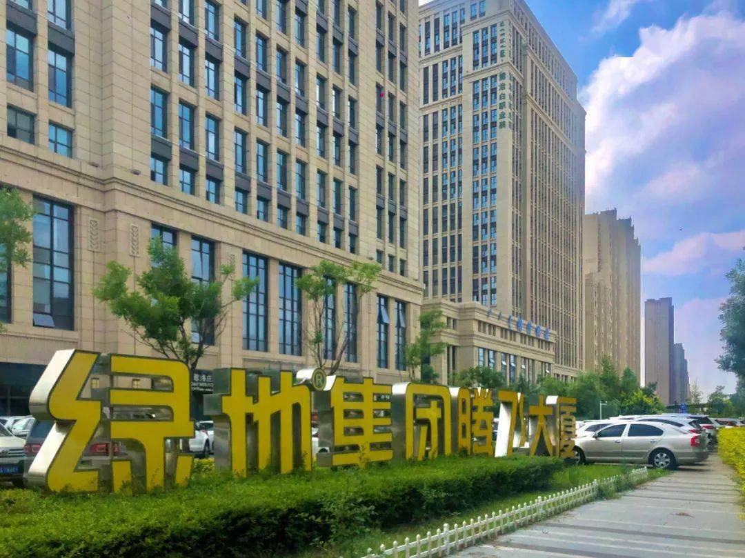 天上掉下大理石板 呼市绿地腾飞大厦20层楼顶外墙脱落致两人受伤