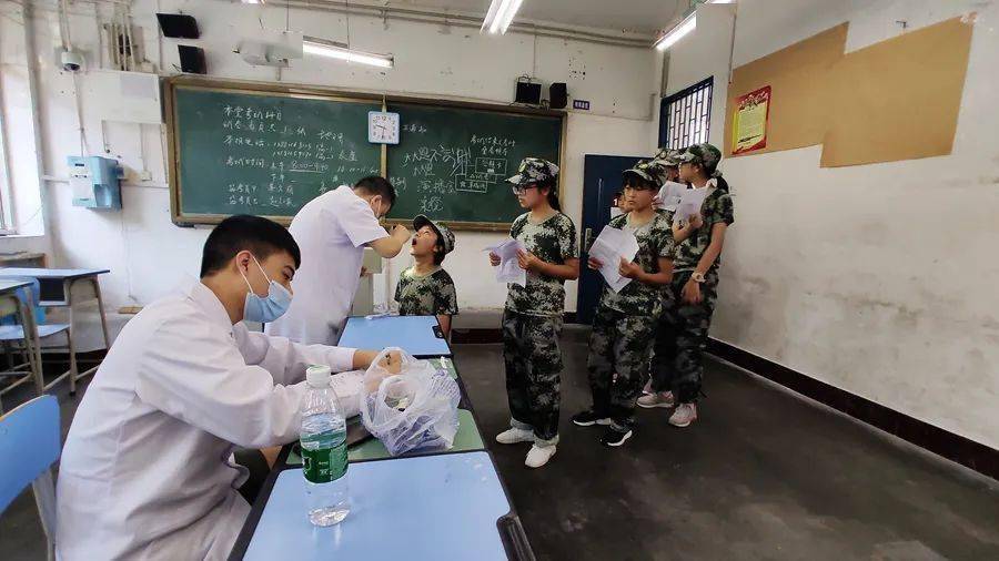 学军人风采强自身素质三台中学2020级高一新生军训同时接受体检