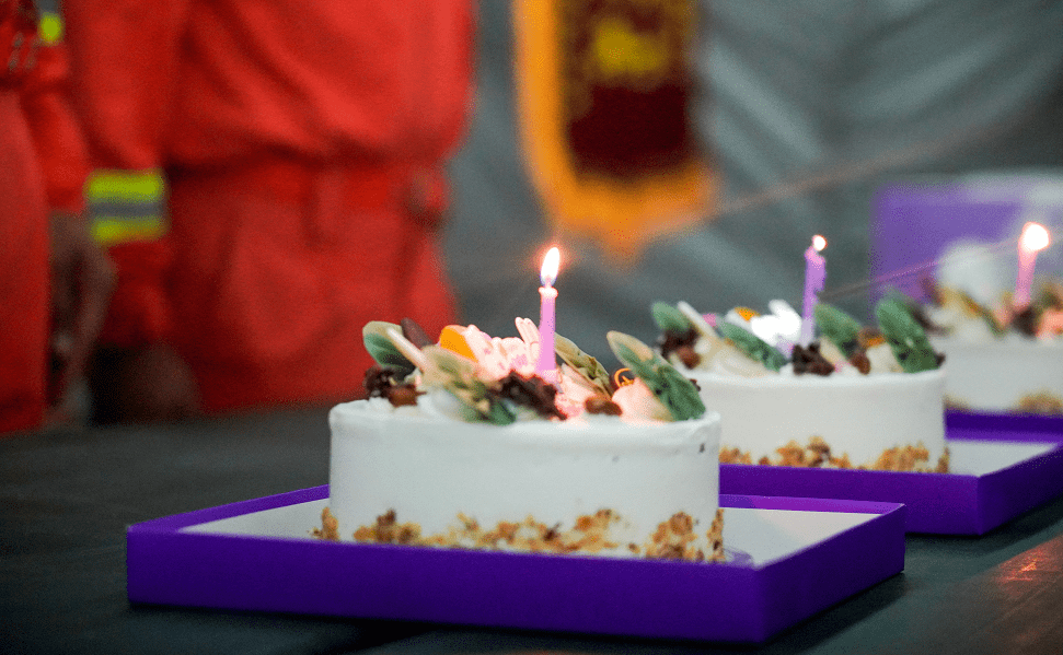 钢铁汉子们怎么突然害羞起来原来这天夜里举行了一个神秘仪式