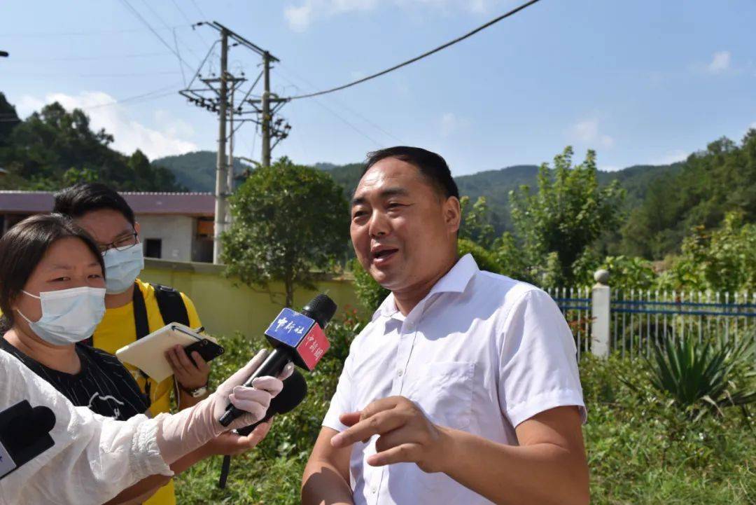 各路记者首先走进马良镇赵家山村,实地查看了赵家山水厂建设,运行情况