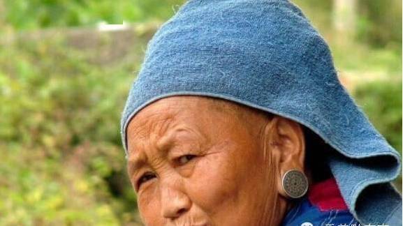 苗族妇女比较重视耳饰,绝大多数都佩戴耳环,耳坠,耳柱等饰物.