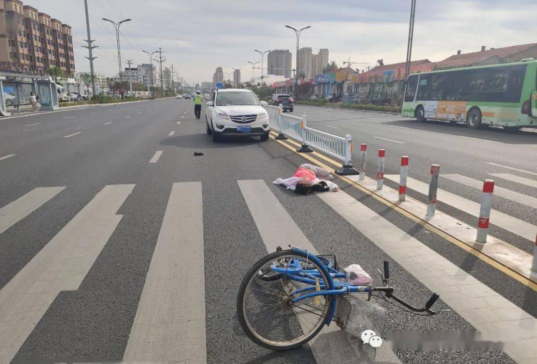 在维护事故现场的同时,通知救护车"警医联动"开辟道路交通事故救援"