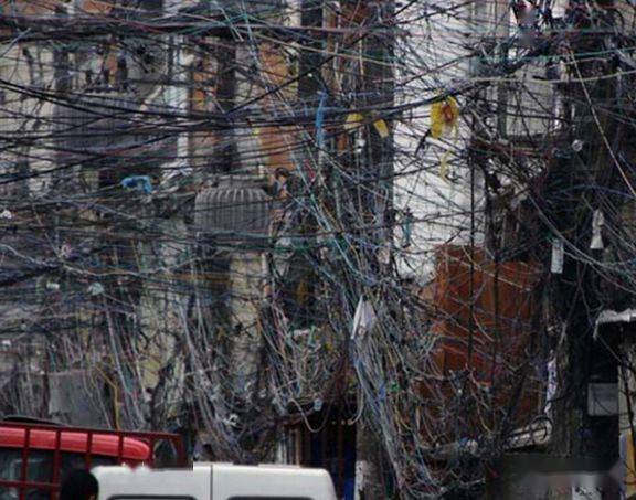 城市里抬头一看到处都是这样的电线网,成了印度的一大特色.