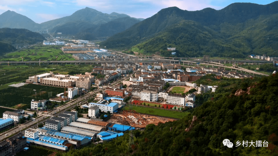 临海沿江镇蓬勃发展的临海南大门