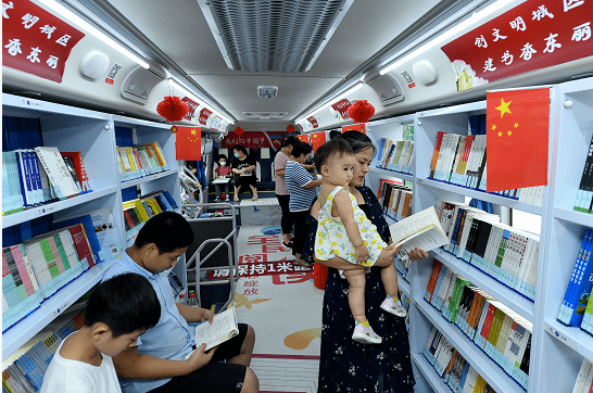 阅读】流动图书车开进万新街嘉春园 居民体验不一样的图书盛宴_社区