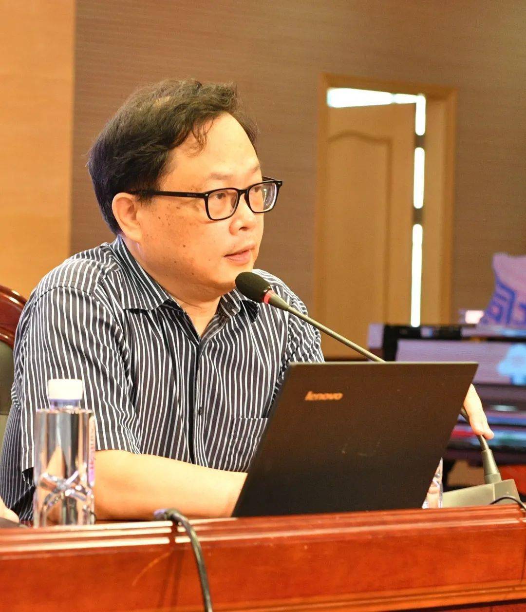 在会议上,家长们聆听了上海市莘城学校校长祁建敏所做的题为《育人