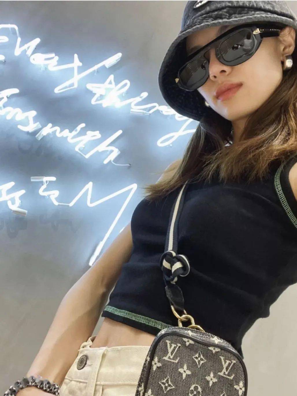 还有nike x pigalle套装也被钟楚曦安排起来了,搭配aj 1 mid x