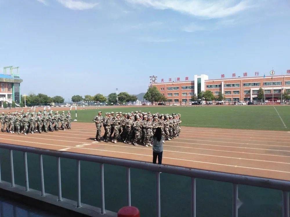古交一中举行2020级高一新生军训汇报表演
