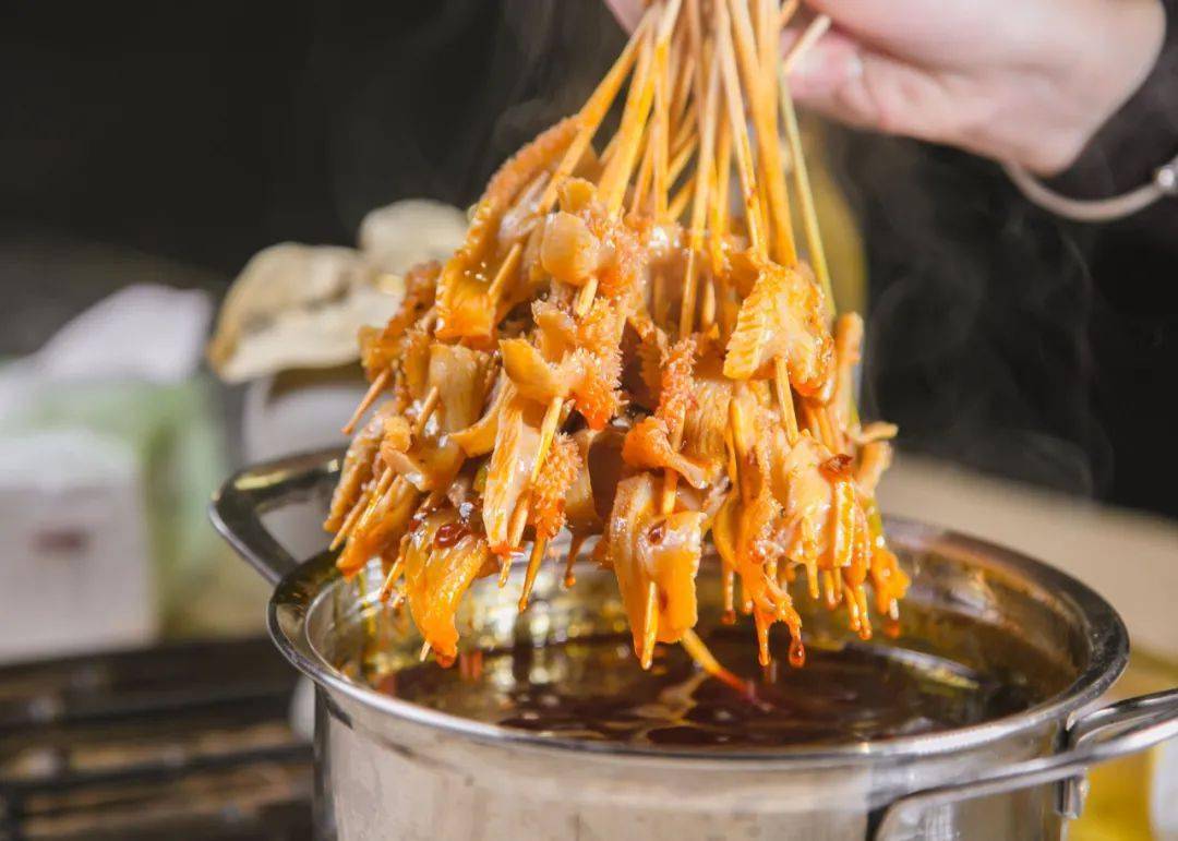 涮毛肚锅水煮鱼麻辣鲜香,口感嫩滑无刺,油而不腻,入口即化是它最大的