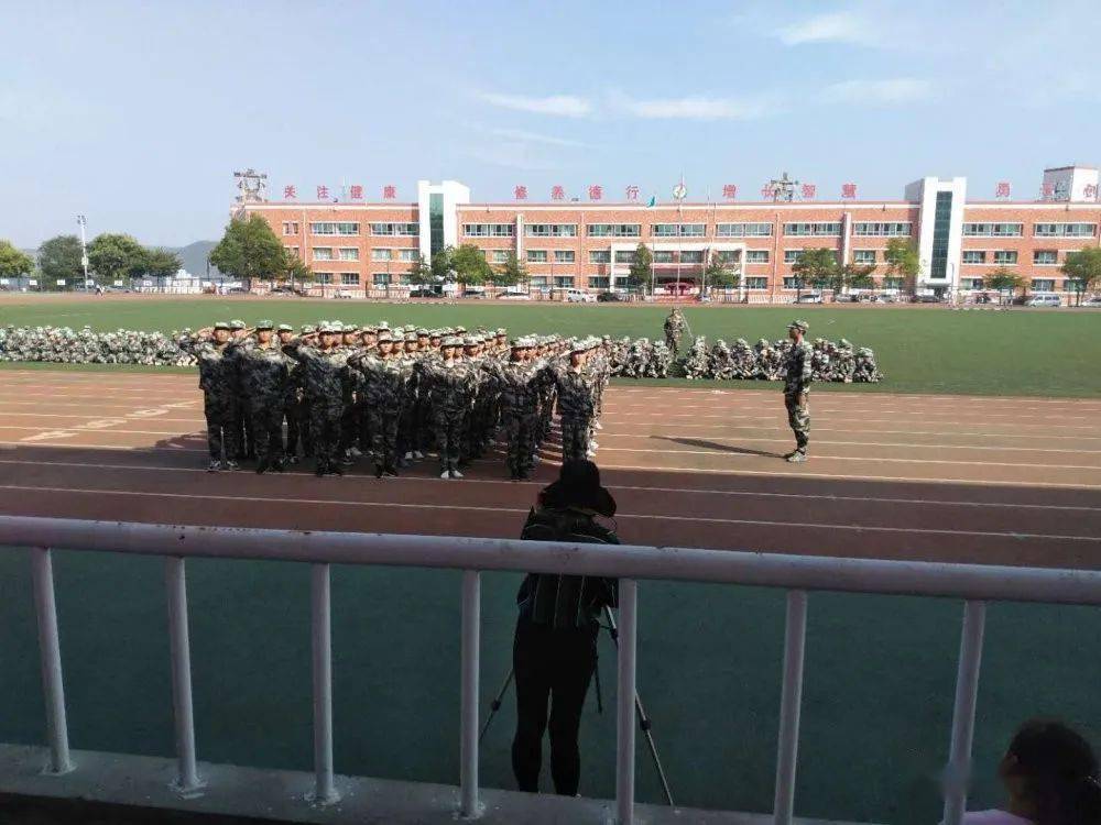 古交一中举行2020级高一新生军训汇报表演