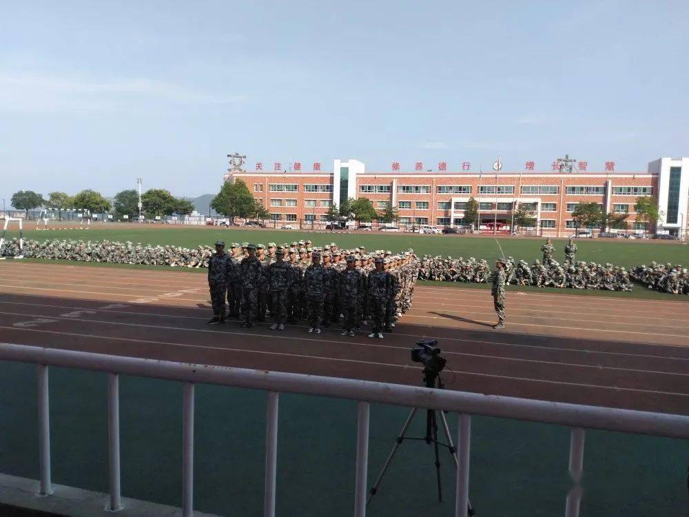 古交一中举行2020级高一新生军训汇报表演