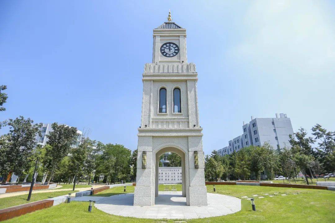 天津外国语大学钟楼图片