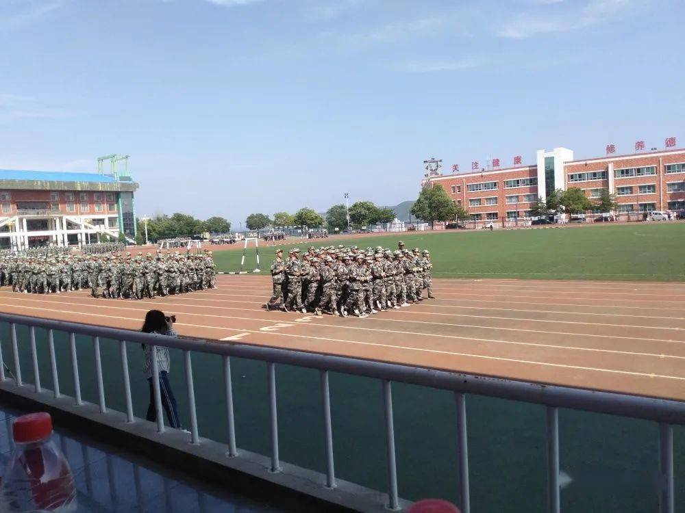 古交一中举行2020级高一新生军训汇报表演
