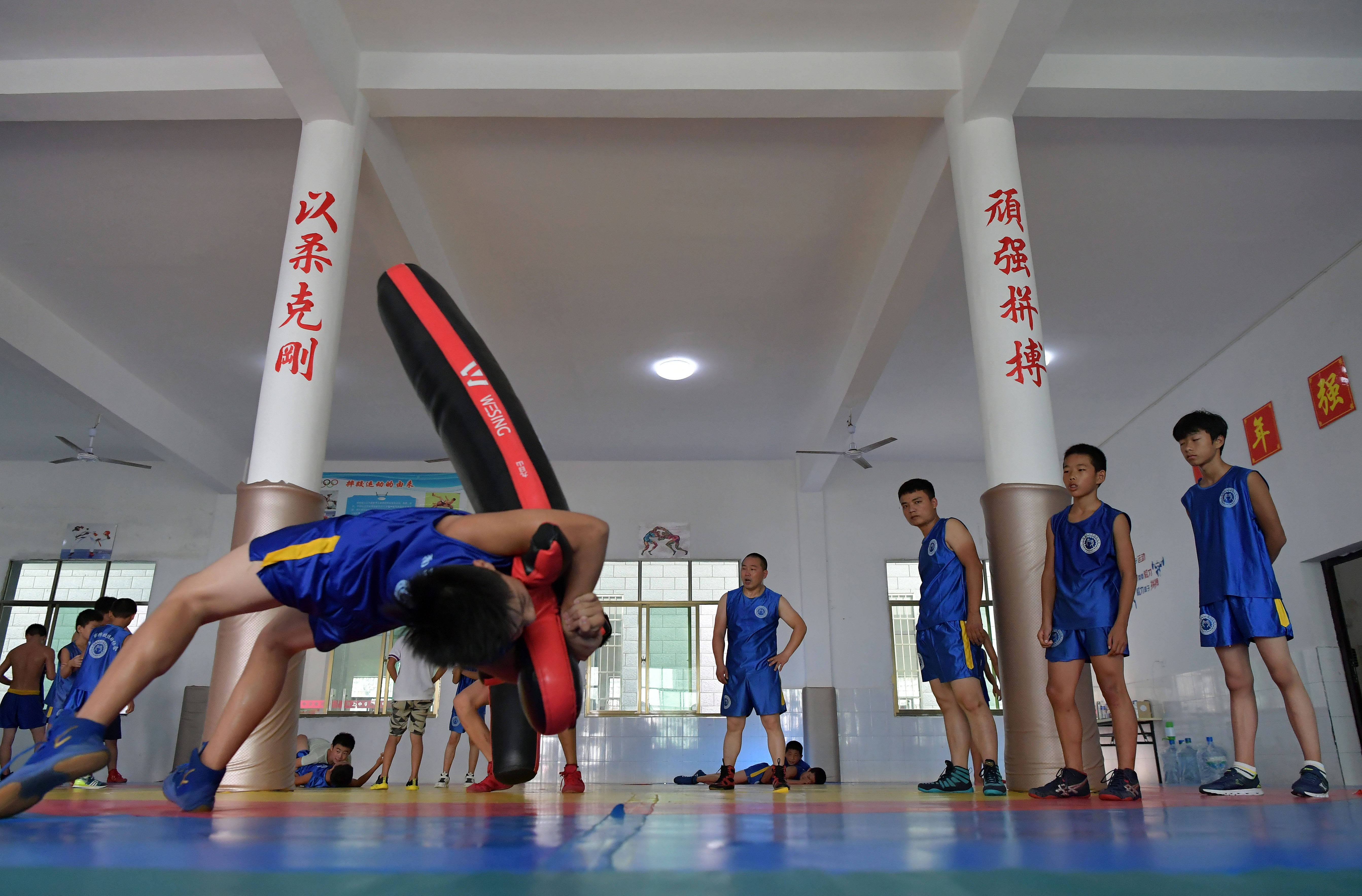 帅哥摔跤训练图片