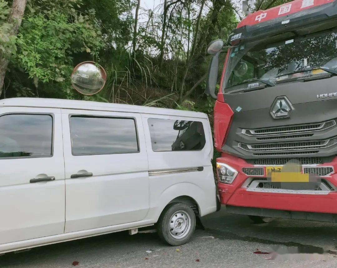 国道247安岳段发生车祸,一辆大货车撞上面包车!