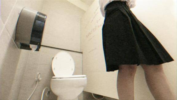 中学生在女厕所装摄像头恶作剧结果却拍到了恐怖的一幕