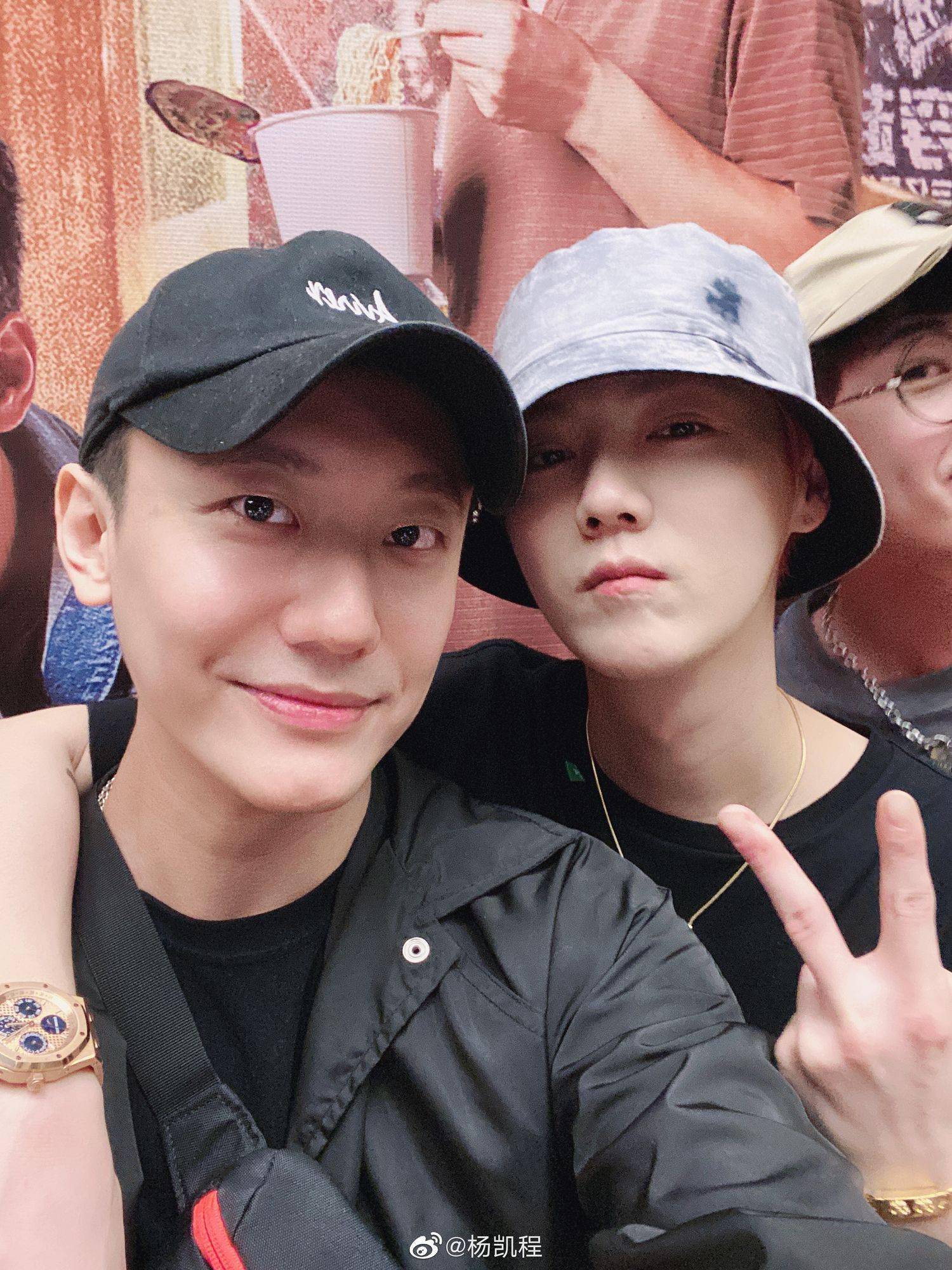 杨凯程微博分享1coin队员聚会合照热心市民鹿晗放话要帮人涨热度