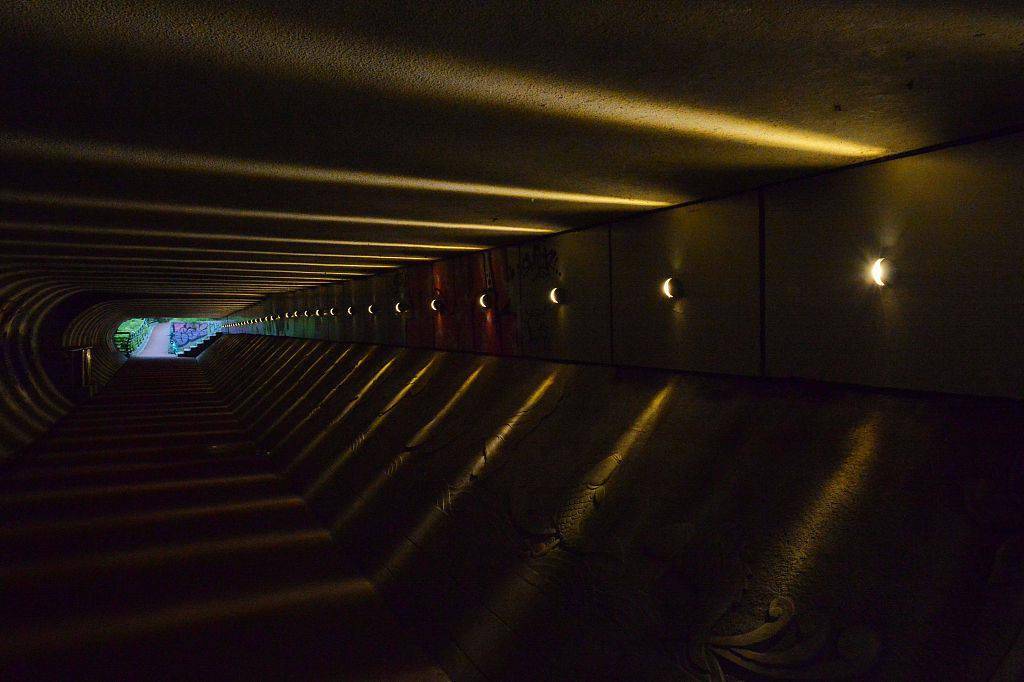 成都一过街桥洞变身"时光隧道"成网红打卡地