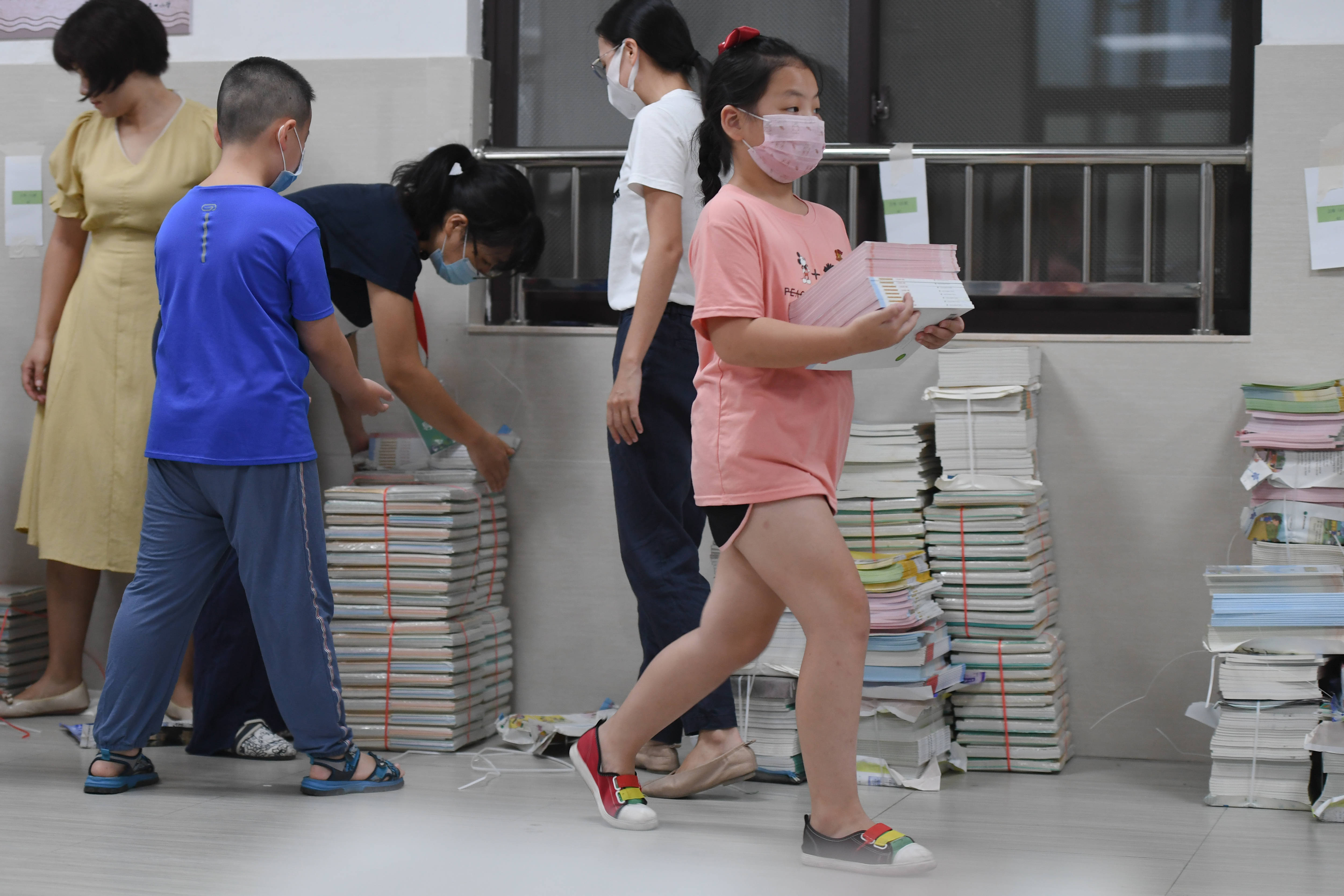 8月31日,在福州市乌山小学,老师向学生发放新教材.