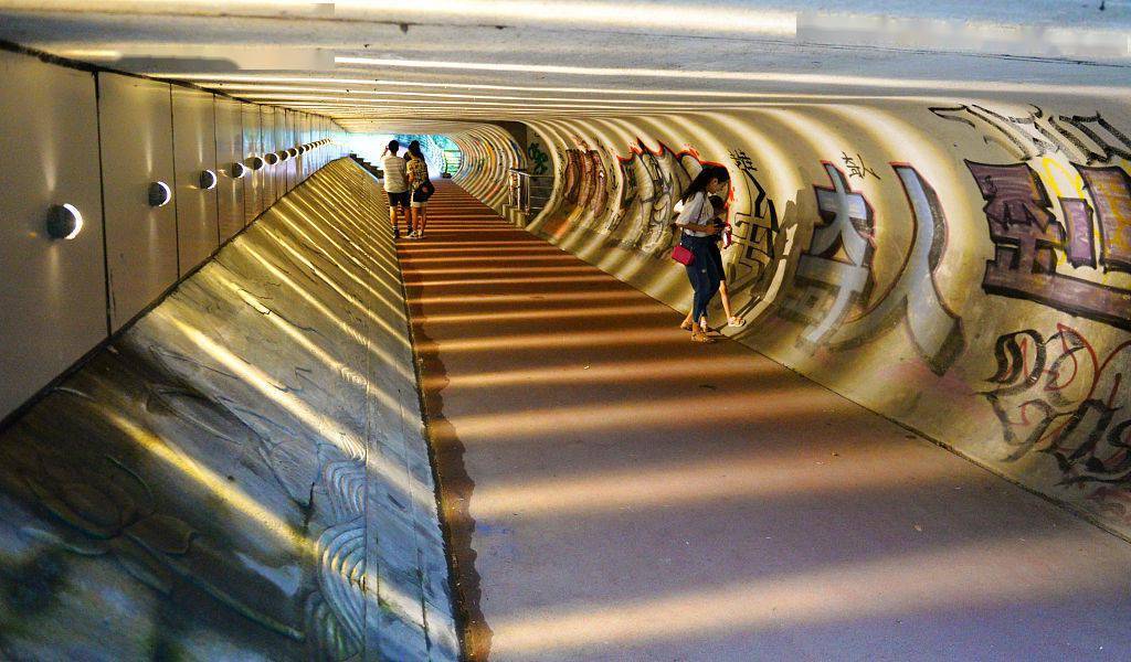 成都一过街桥洞变身"时光隧道"成网红打卡地