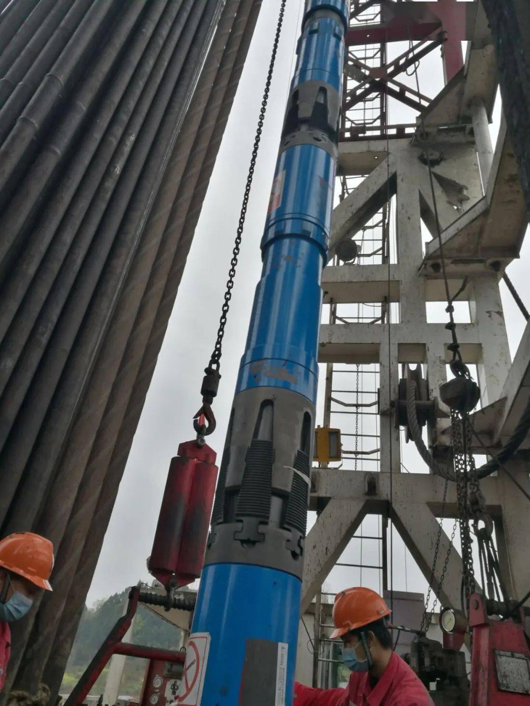 在工具上采用内嵌卡瓦顶部封隔器式尾管悬挂器,增加二次防气窜手段