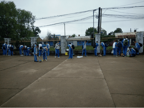 赵光农场学校初中开展新学期卫生大扫除