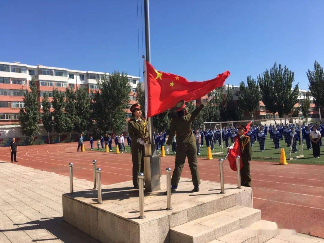 包头市第七中学举行2020-2021学年度第一学期第一周升国旗仪式_包七中
