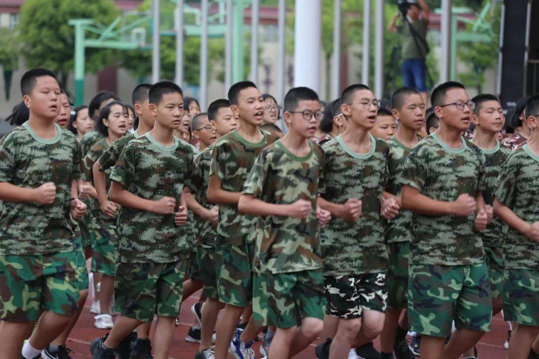 眼里有光心中有梦泸二外2023届新生军训总结大会