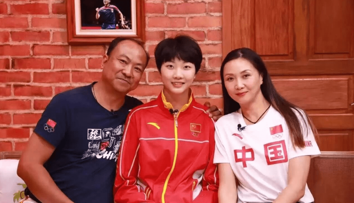作为现役中国女排球员中唯一一个身高超过2米的队员,袁心玥要感谢自己